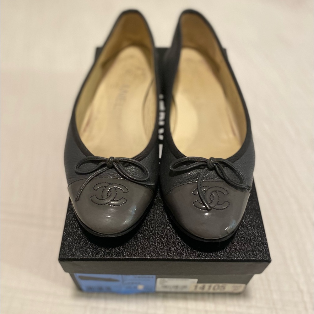 Chanel Classic Cap Toe Leather and Patent CC Ballerina Flats Gray 36.5 Authentic